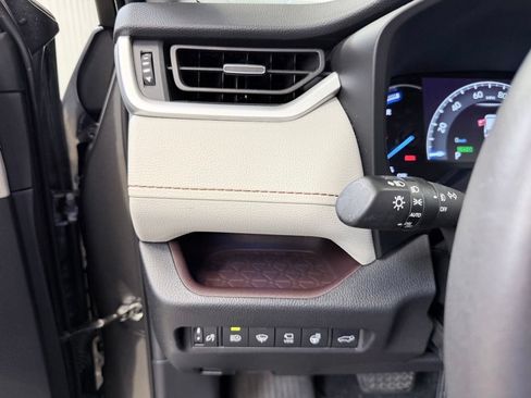 Used 2021 Toyota RAV4 Limited AWD/4WD image 40
