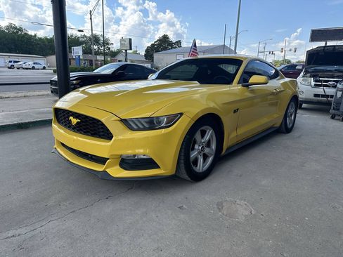 Used 2017 Ford Mustang Coupe RWD image 3