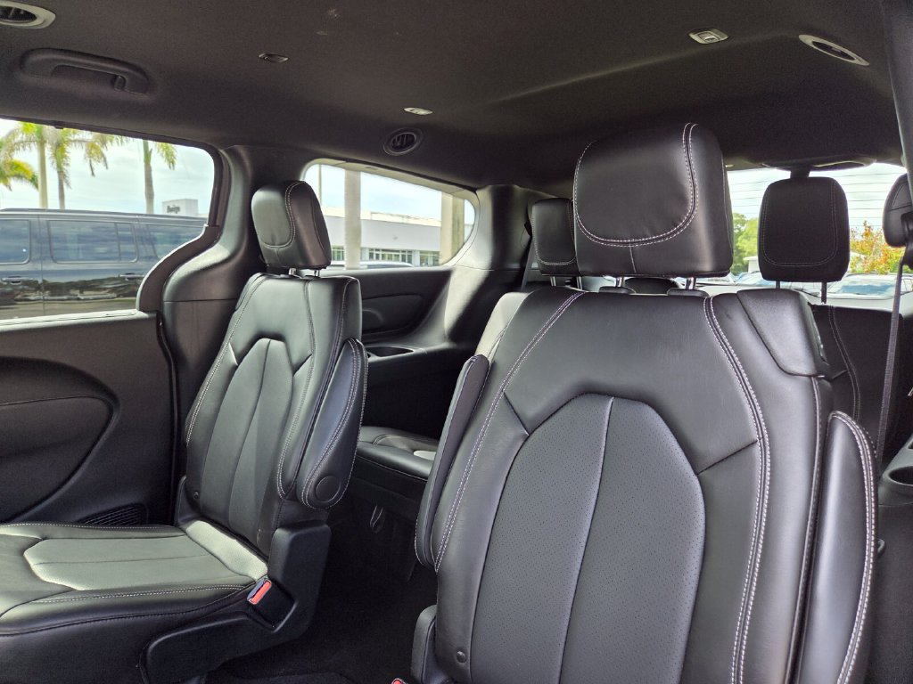 Used 2025 Chrysler Pacifica Select FWD image 24
