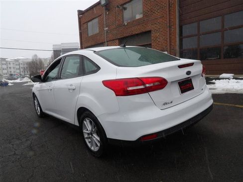 Used 2017 Ford Focus SE w/ Cold Weather Package FWD image 3