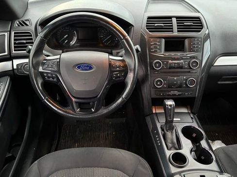 Used 2017 Ford Explorer XLT image 16