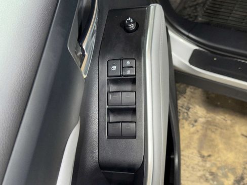 Used 2021 Toyota Highlander XLE AWD/4WD image 23