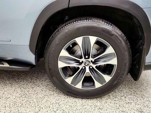 Used 2023 Toyota Highlander XLE AWD/4WD image 9