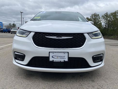 Used 2023 Chrysler Pacifica Touring-L FWD image 2