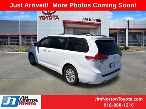 Used 2012 Toyota Sienna XLE w/ XLE Navigation Pkg FWD image 4