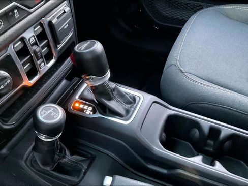 Used 2025 Jeep Gladiator Sport image 15