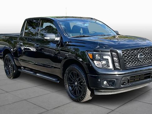 Used 2019 Nissan Titan SV w/ SV Convenience Package image 3