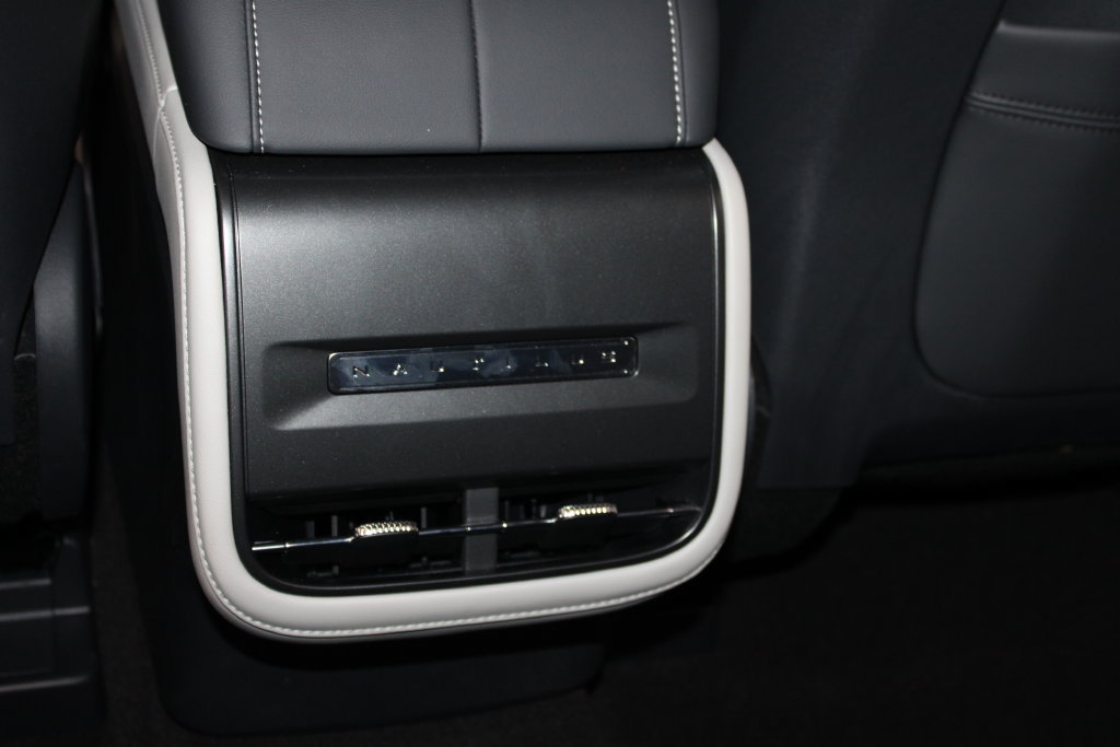 Used 2025 Lincoln Nautilus Premier AWD/4WD image 10