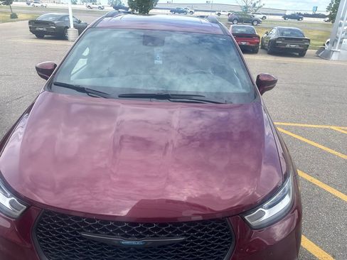 Used 2021 Chrysler Pacifica Limited w/ Uconnect Theater Family Group FWD image 2