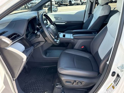 Used 2024 Toyota Sienna XSE FWD image 11