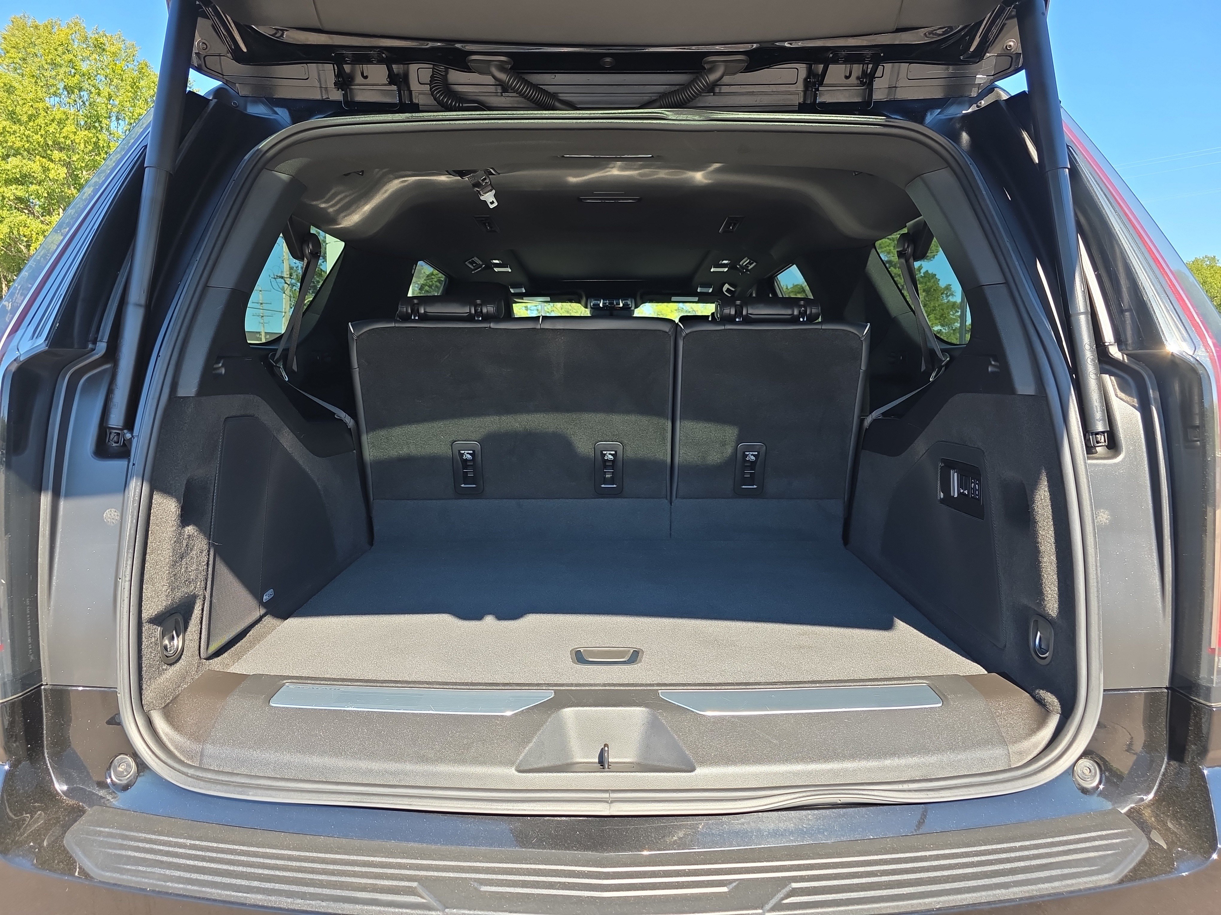 Used 2025 Cadillac Escalade ESV Premium Luxury w/ Touring Package AWD/4WD image 16