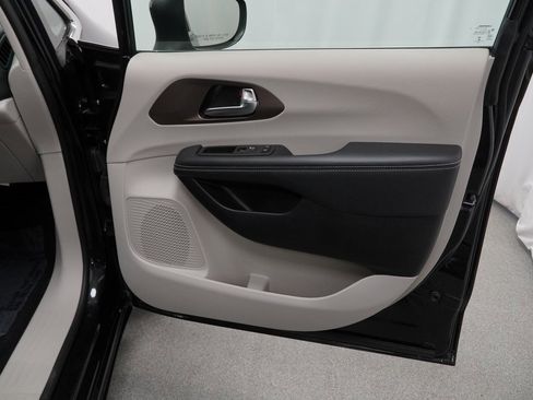 Used 2023 Chrysler Voyager LX image 41