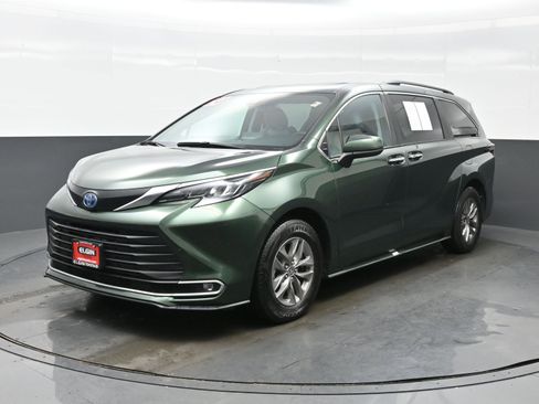 Used 2024 Toyota Sienna XLE image 2