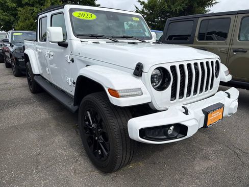 Used 2023 Jeep Gladiator Overland AWD/4WD image 2