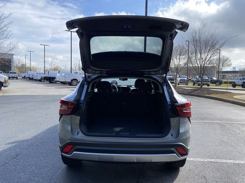 Used 2025 Chevrolet Trax LT w/ LPO, Blackout Package image 11