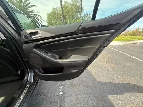 Used 2014 Kia Cadenza Premium w/ Technology Package FWD image 14