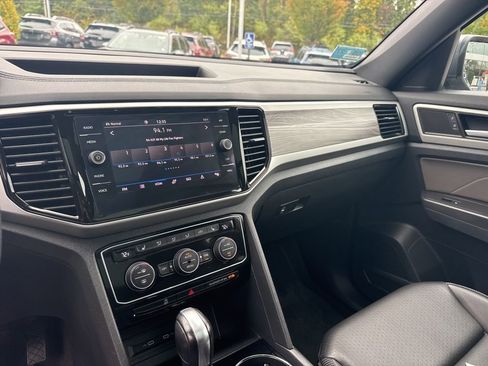 Used 2022 Volkswagen Atlas Cross Sport SE w/ Panoramic Sunroof Package image 16