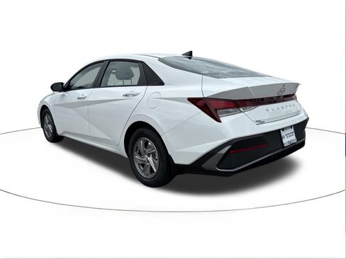 New 2026 Hyundai Elantra SE FWD image 5