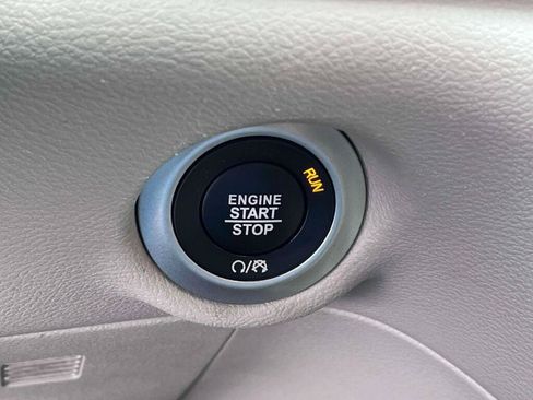 Used 2024 Chrysler Pacifica Touring-L FWD image 39