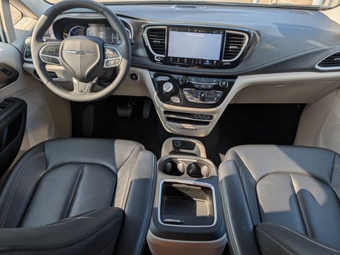 Used 2024 Chrysler Pacifica Limited FWD image 12