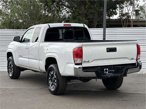 Used 2016 Toyota Tacoma SR5 AWD/4WD image 12