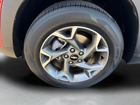 Used 2025 Chevrolet Trax LT w/ LT Convenience Package image 16