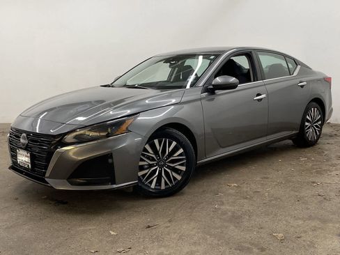 Used 2023 Nissan Altima 2.5 SV image 1