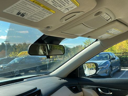 Used 2020 Nissan Rogue SV w/ Premium Package image 22