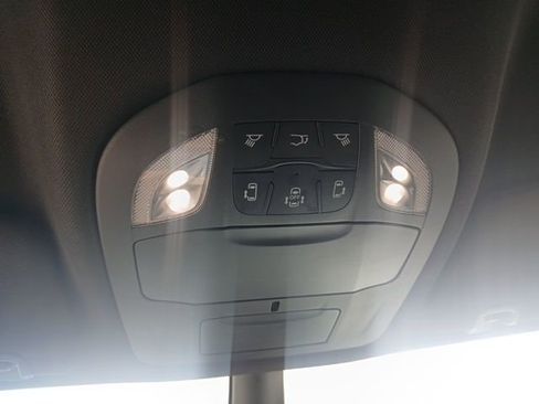 Used 2025 Chrysler Pacifica Select image 34
