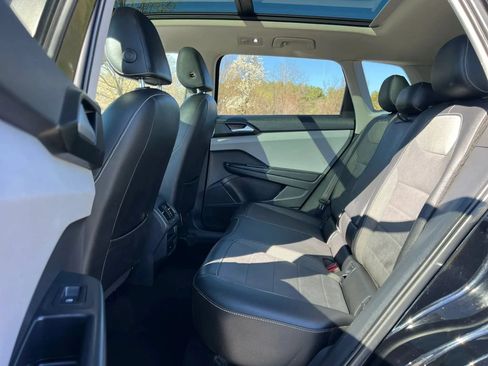 Used 2022 Volkswagen Taos SE FWD image 18
