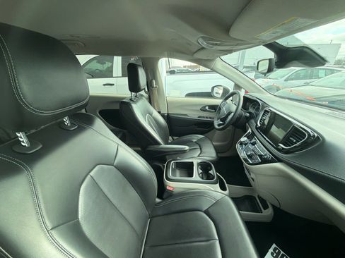 Used 2023 Chrysler Pacifica Touring-L image 5