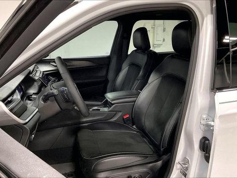 Used 2025 Jeep Grand Cherokee L Altitude RWD image 32