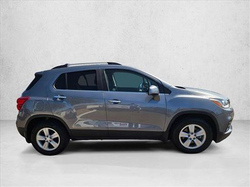 Used 2020 Chevrolet Trax LT w/ Driver Confidence Package FWD image 4