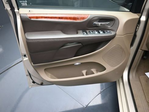 Used 2014 Chrysler Town & Country Touring FWD image 15