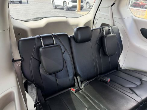 Used 2023 Chrysler Pacifica Touring-L FWD image 22