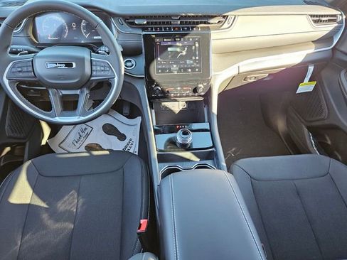 New 2025 Jeep Grand Cherokee L Laredo image 9