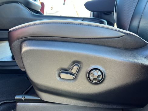 Used 2026 Chrysler Pacifica Limited w/ Uconnect Theater Family Group image 17