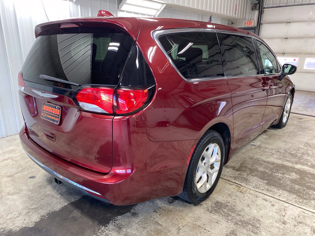 Used 2017 Chrysler Pacifica Touring Plus w/ Tire & Wheel Group FWD image 7