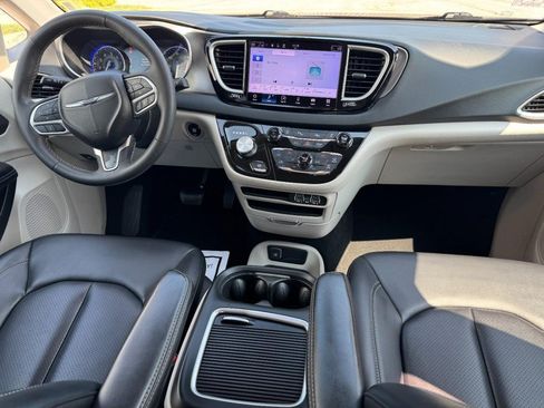 Used 2023 Chrysler Pacifica Touring-L FWD image 15