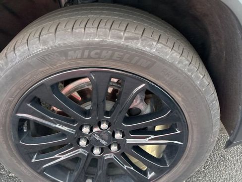 Used 2023 GMC Acadia SLE w/ Driver Convenience Package image 9