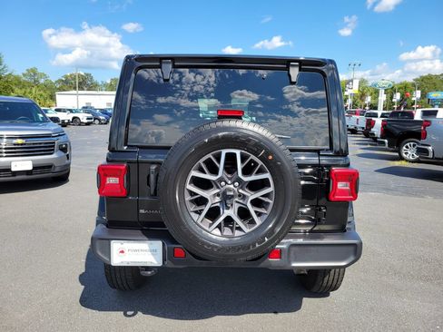 Used 2025 Jeep Wrangler Unlimited Sahara AWD/4WD image 5