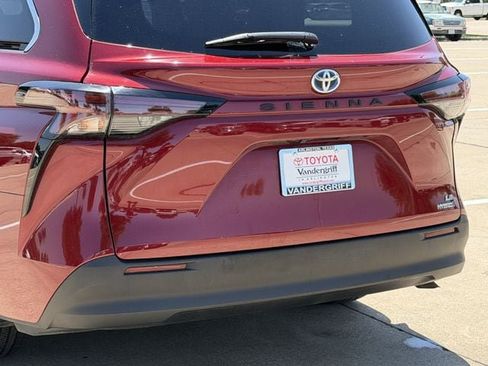 Used 2024 Toyota Sienna LE w/ LE Plus Package FWD image 6