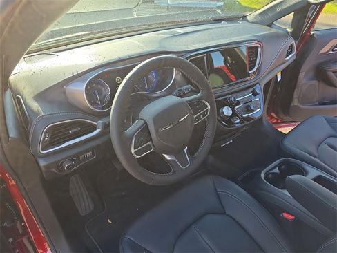 New 2026 Chrysler Pacifica Select image 18