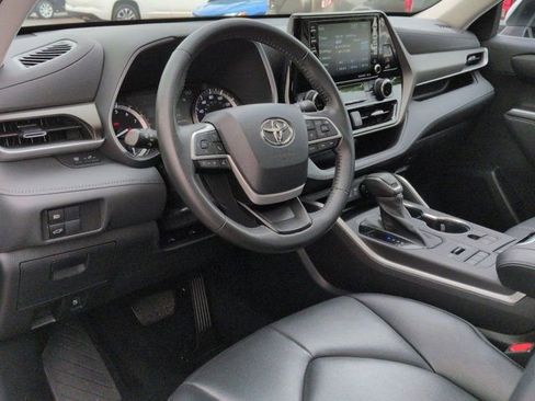 Used 2022 Toyota Highlander XLE AWD/4WD image 9