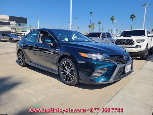Certified 2018 Toyota Camry SE image 2