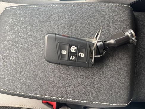 Used 2026 Volkswagen Taos SE FWD image 21