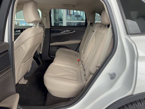 Used 2022 Lincoln Nautilus FWD w/ Premium Package image 13