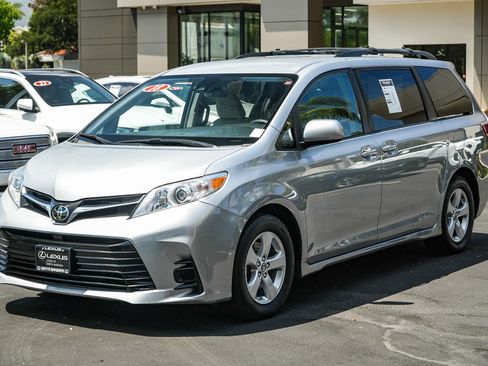 Used 2018 Toyota Sienna LE FWD image 3