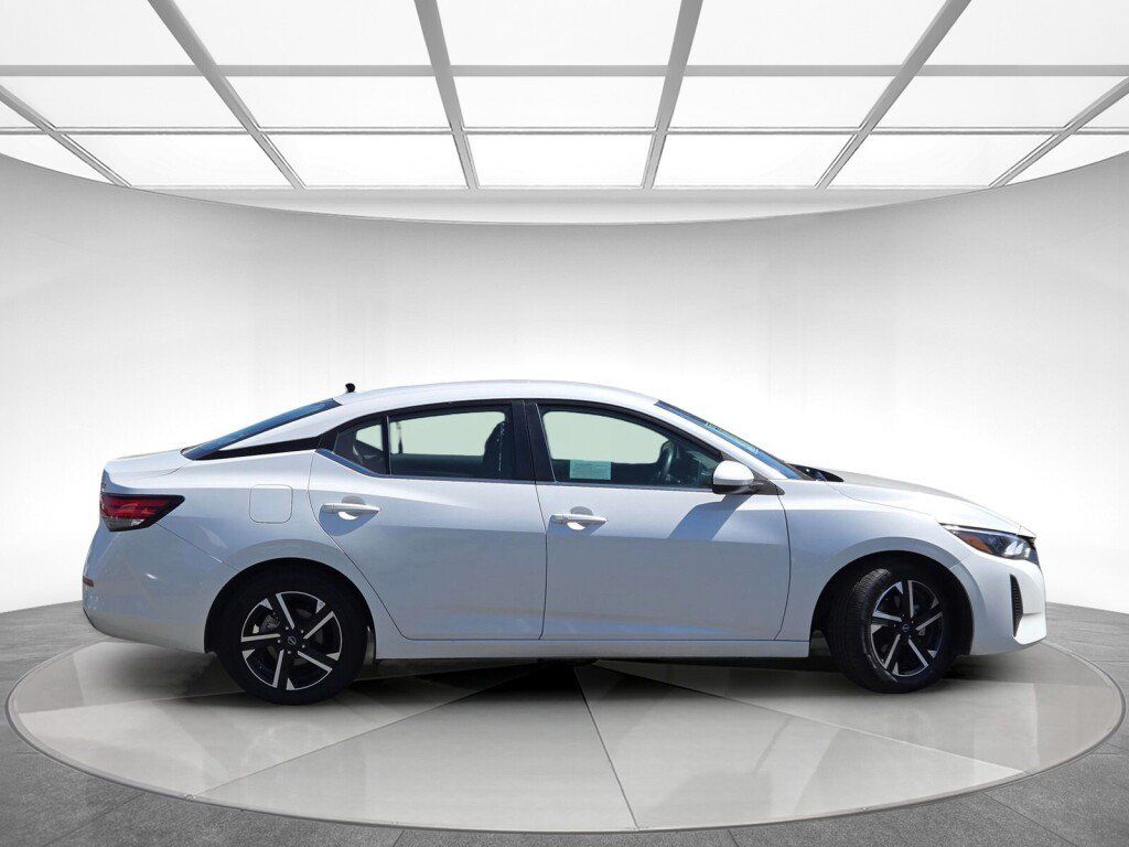 Used 2024 Nissan Sentra SV FWD image 2