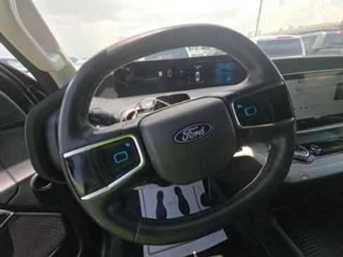 Used 2025 Ford Expedition Active AWD/4WD image 8